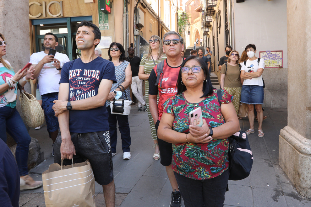 El público ha seguido con expectación el montaje de la columna en la plaza del Torico.