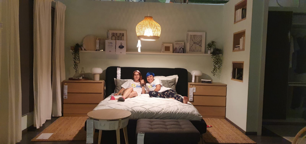 Beatriz y Judith en su cama de Ikea.