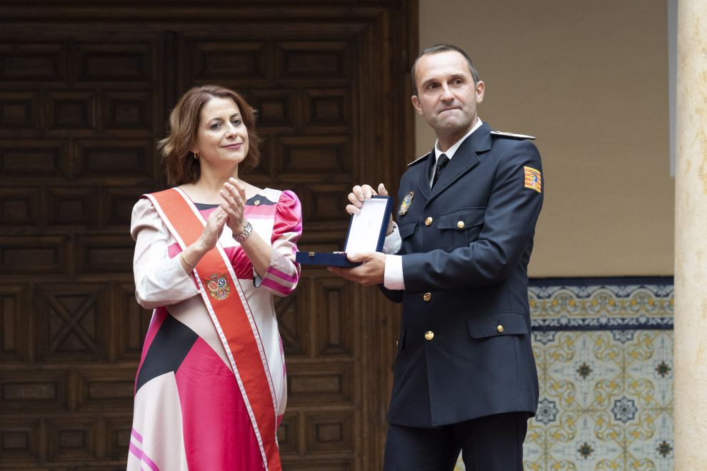 El Inspector jefe de la Policía local de Teruel, Pedro González, recibe la medalla de oro de la ciudad.