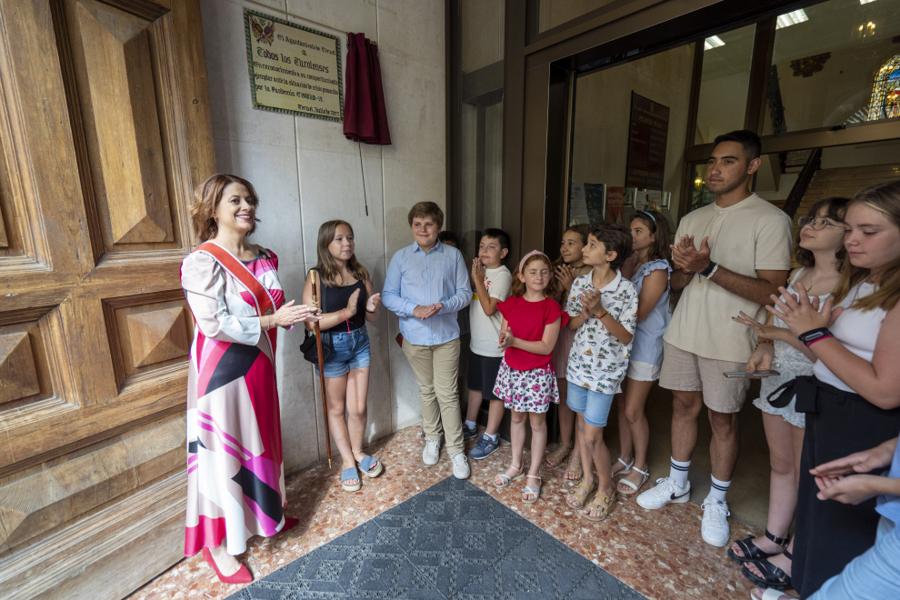La alcaldesa de Teruel descubre una placa en homenaje a las victimas covid en el Ayuntamiento.