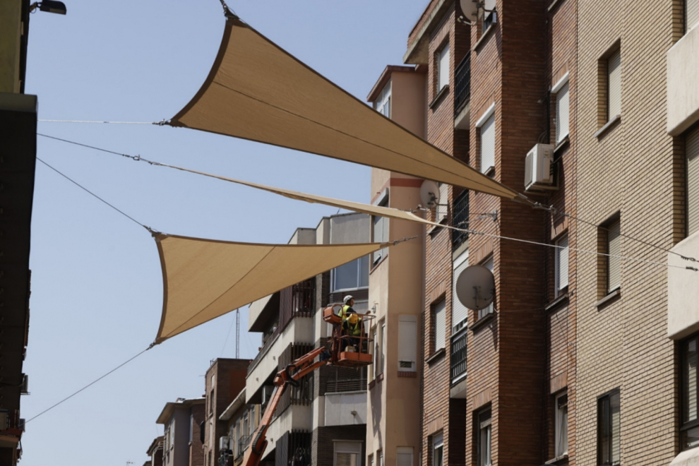 La comercial calle de Delicias en Zaragoza comienza a lucir este lunes una imagen más moderna y fresca gracias a la colocación de 50 toldos triangulares a lo largo de toda la vía color arena.