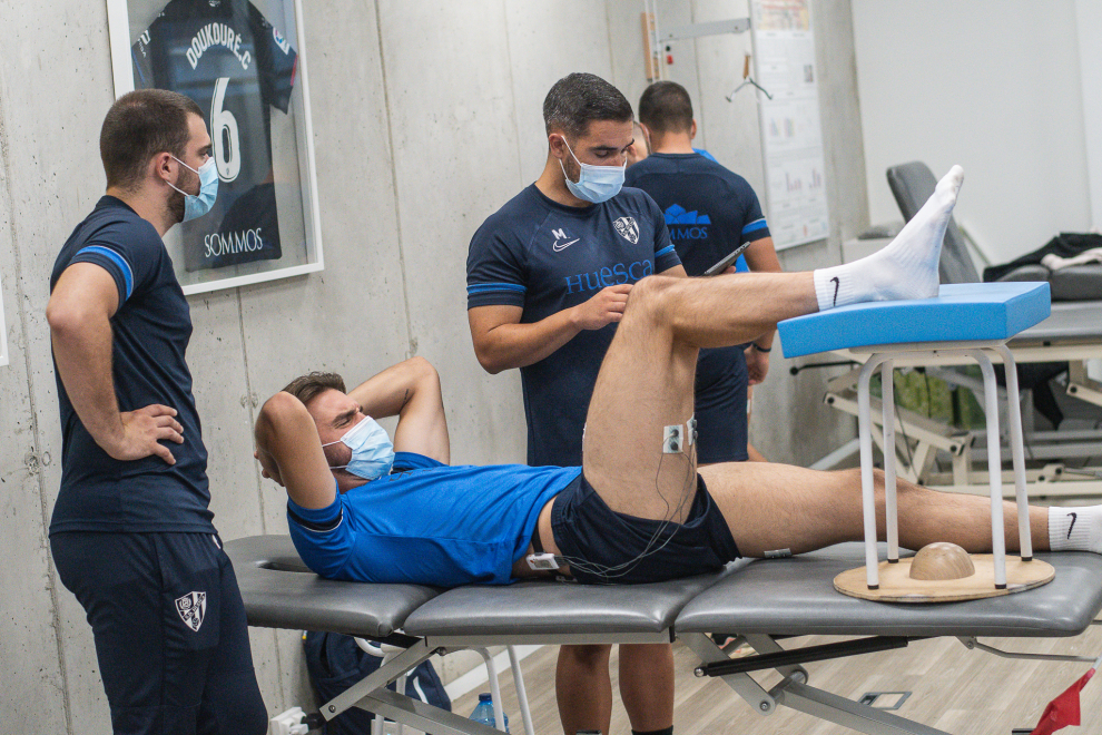 Los jugadores de la SD Huesca se someten a las pruebas médicas y de esfuerzo.
