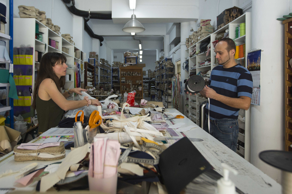 Casa Alfaro apuesta por el producto artesano, con nuevos diseños y materiales, en su tienda de la calle de San Lorenzo de Zaragoza.