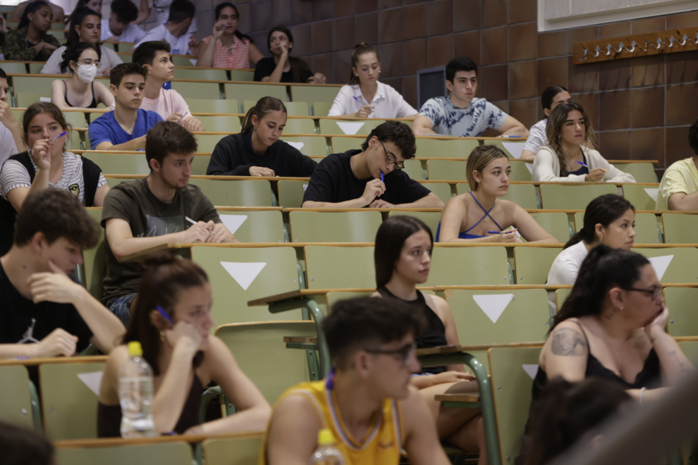 Más de 1.200 estudiantes de todo Aragón se han presentado este lunes a la convocatoria extraordinaria de la Evaluación para el Acceso a la Universidad, la más numerosa en los últimos años.