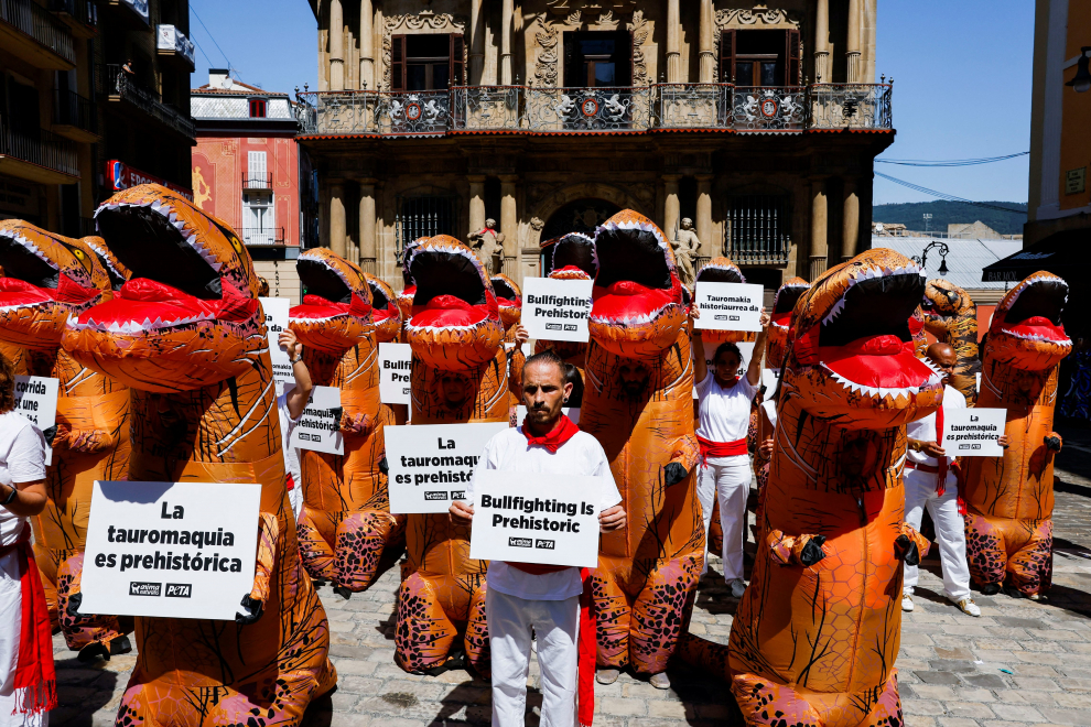 Activists from the People for the Ethical Treatment of Animals (PETA) and AnimaNaturalis, dressed as dinosaurs, take part in a demonstration against bullfighting a day before the start of the San Fermin festival in Pamplona, Spain, July 5, 2022. REUTERS/Vincent West SPAIN-CULTURE/BULLS