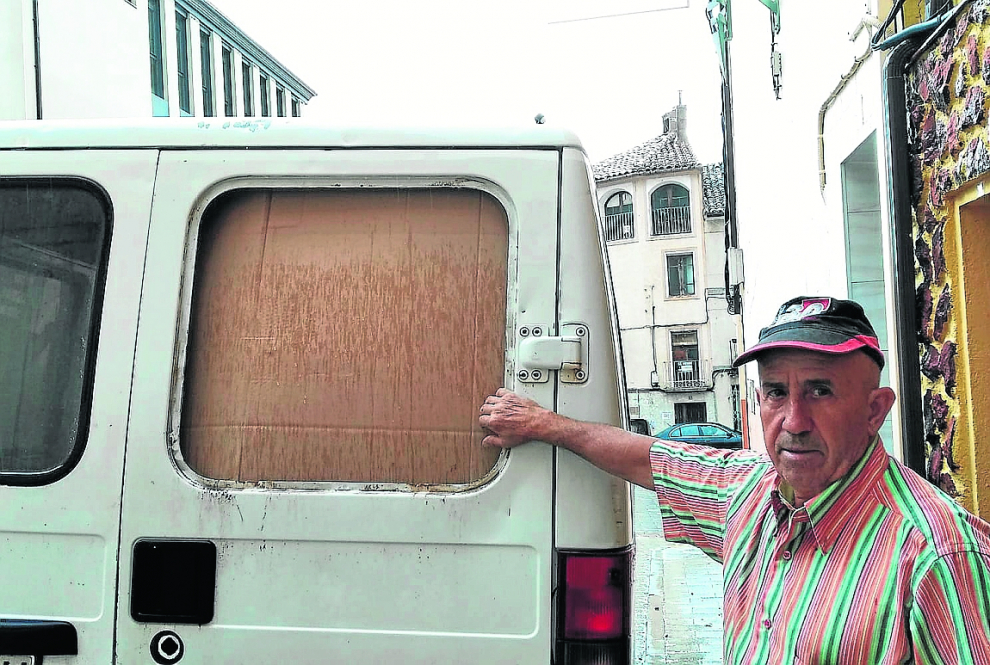 José Pascual Nuez muestra la ventanilla de su furgoneta rota por la caída de una teja.