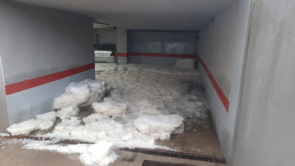 Un torrente de granizo inundó un garaje en Andorra durante la tormenta