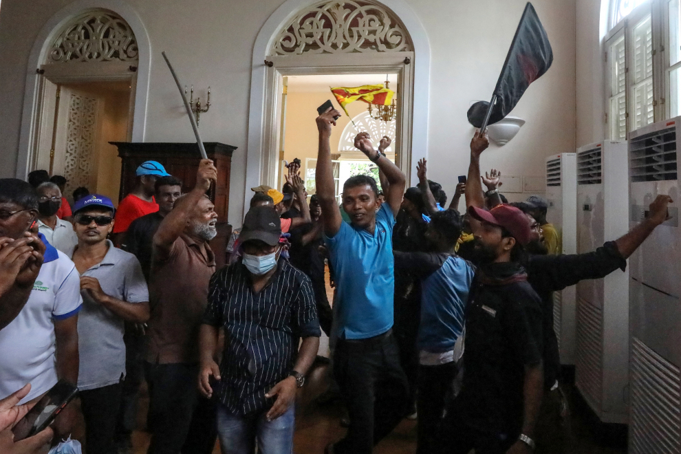 Anti-government protesters storm presidential palace