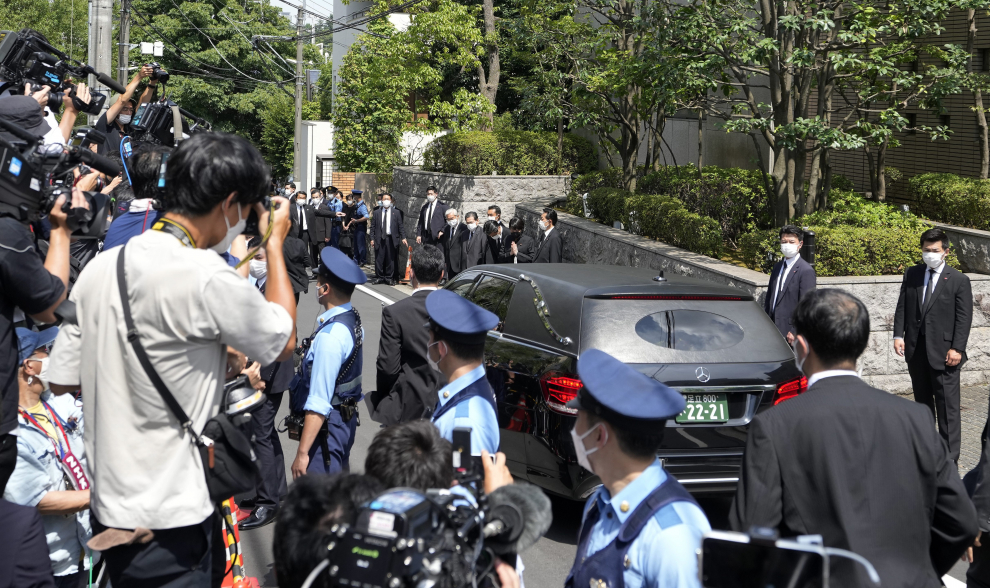 Llegada de los restos de Shinzo Abe a su residencia en Tokio.