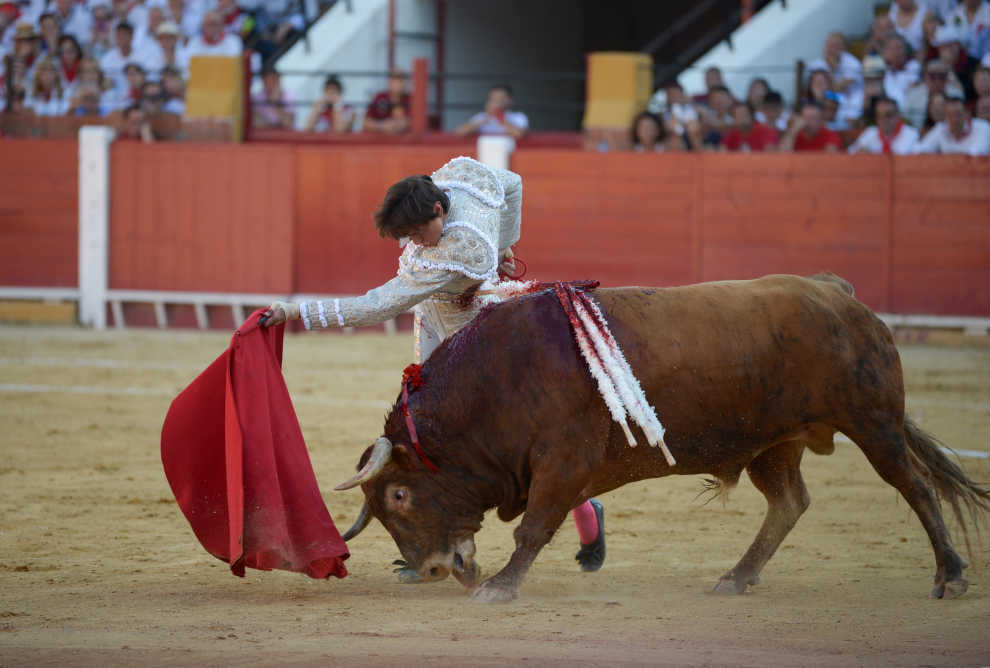 Roca Rey, con un pase de pecho en la plaza de toros de Teruel.