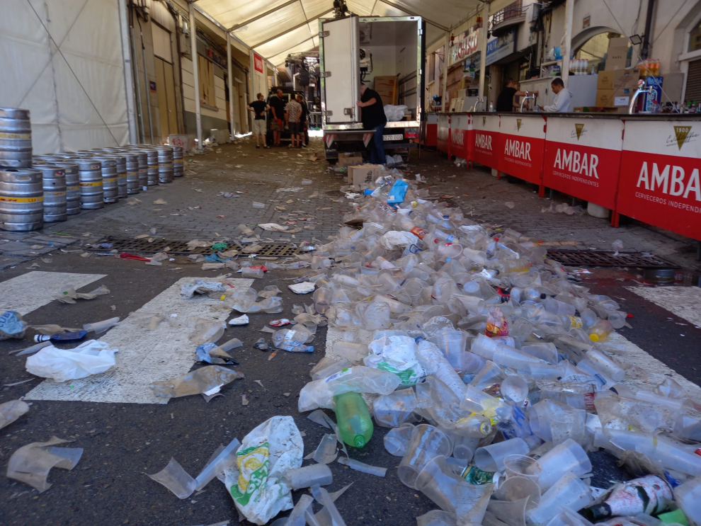 Basura acumulada en una calle de Teruel tras la primera noche de las fiestas de la Vaquilla 2022.