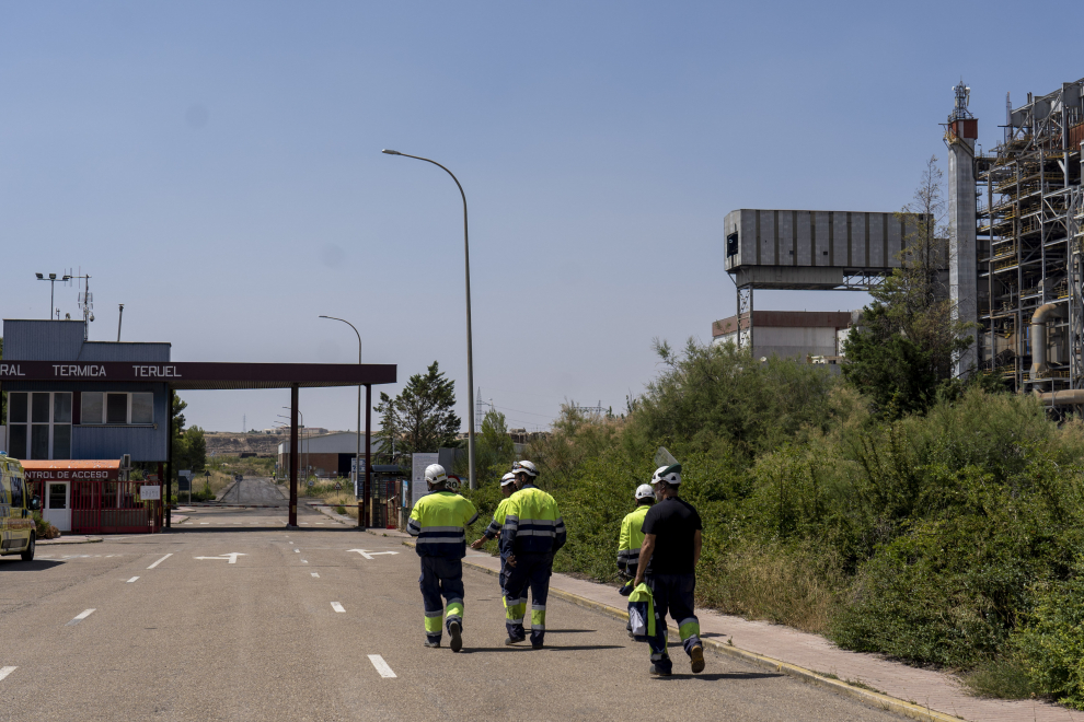 cambio de turno de los trabajadores de las contratas de desmantelamiento de la central termica de Andorra. Foto Antonio Garcia/bykofoto. 14/07722[[[FOTOGRAFOS]]]