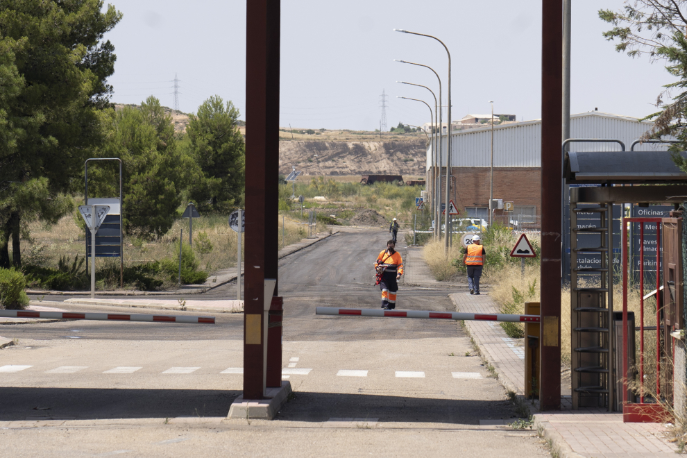 cambio de turno de los trabajadores de las contratas de desmantelamiento de la central termica de Andorra. Foto Antonio Garcia/bykofoto. 14/07722[[[FOTOGRAFOS]]]