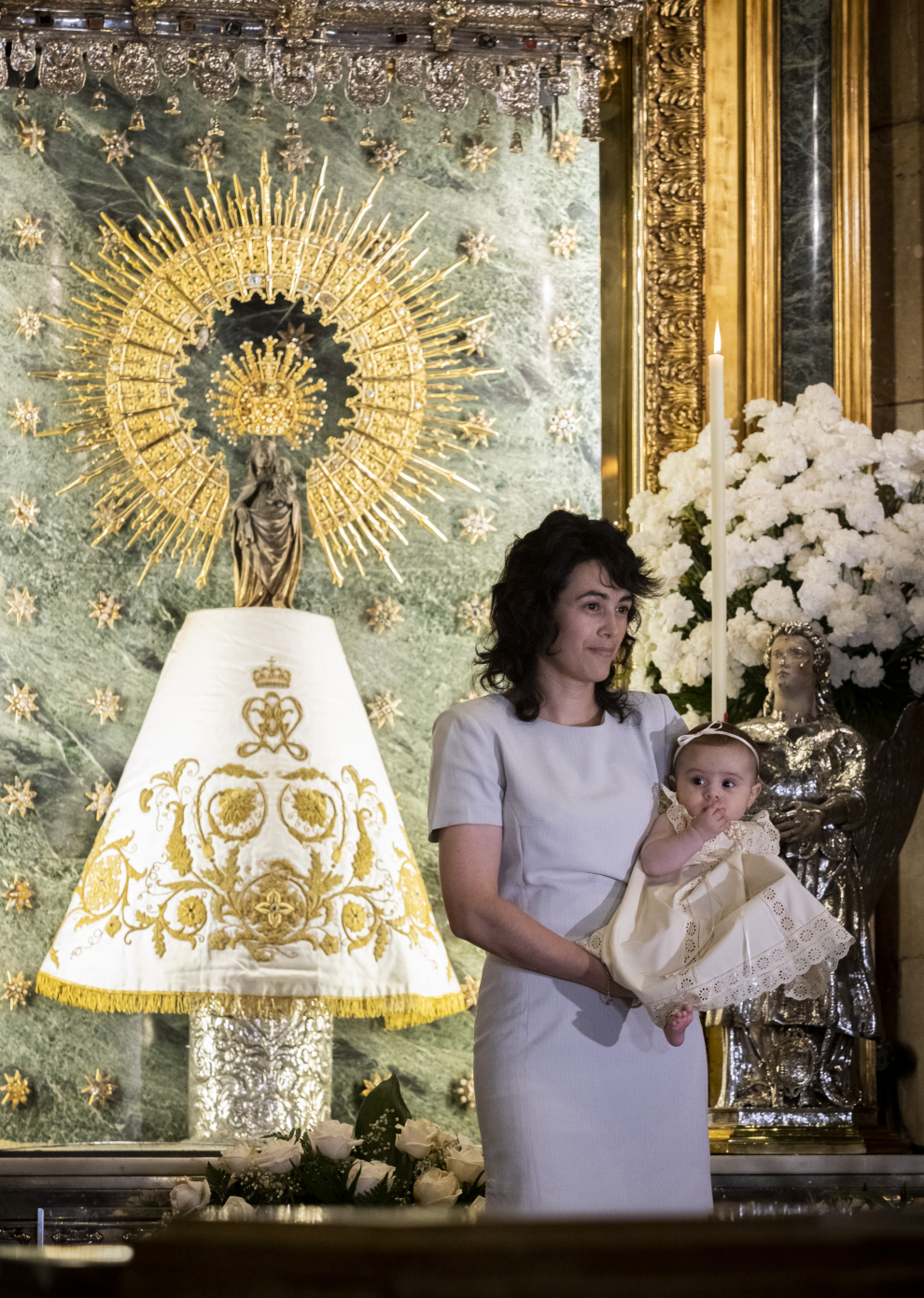 Basílica Del Pilar: Los Niños Vuelven A Pasar Por El Manto De La Virgen