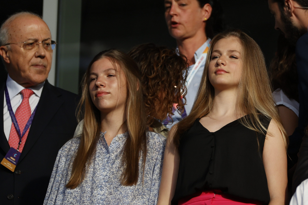 La princesa Leonor y la infanta Sofía en el partido de España en la Eurocopa