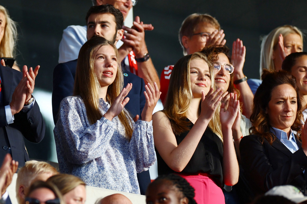 La princesa Leonor y la infanta Sofía en el partido de España en la Eurocopa