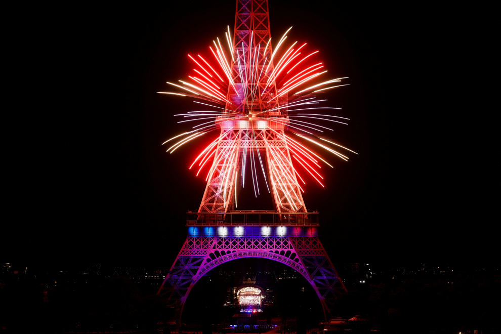 Fireworks explode around the Eiffel Tower during celebrations to mark Bastille Day, in Paris, France, July 14, 2022. REUTERS/Benoit Tessier FRANCE-NATIONALDAY/FIREWORKS