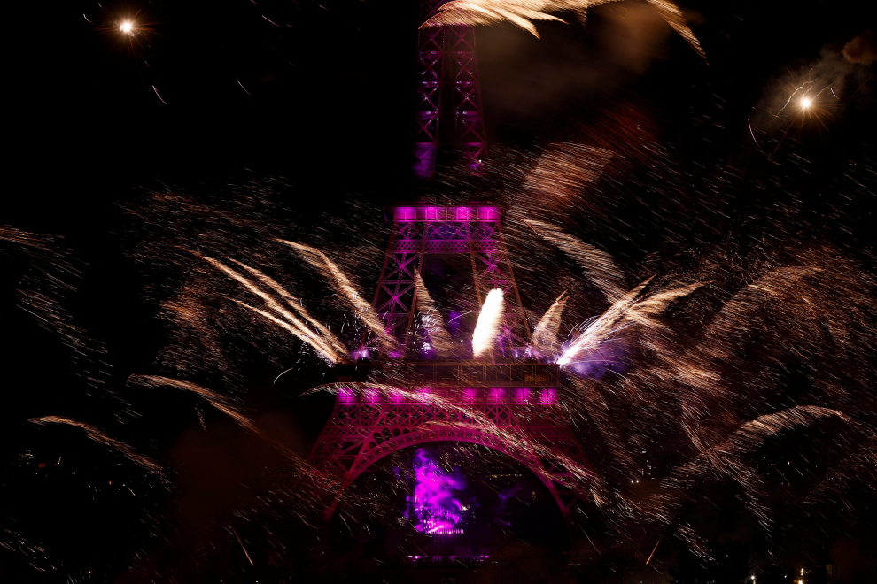Fireworks explode around the Eiffel Tower during celebrations to mark Bastille Day, in Paris, France, July 14, 2022. REUTERS/Benoit Tessier FRANCE-NATIONALDAY/FIREWORKS