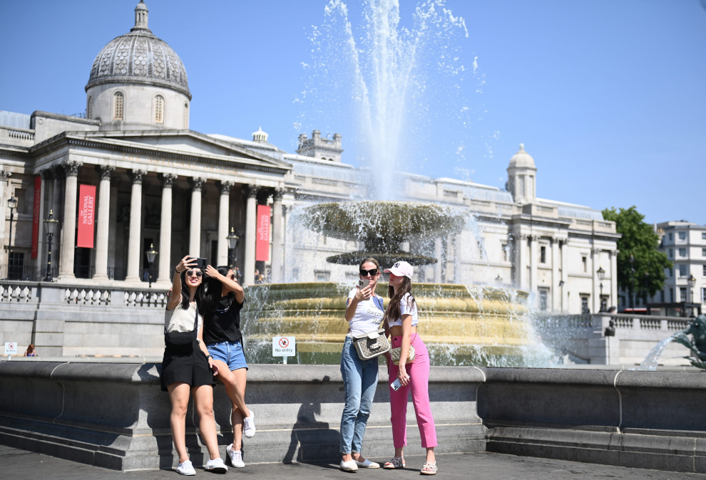 London (United Kingdom), 18/07/2022.- A family paddle their feet at the fountains of Trafalgar Square in London, Britain, 18 July 2022. The Met Office has issued a red extreme heat warning as the UK could have its hottest day on record this week, with temperatures forecast to hit up to 41 Celsius. (Reino Unido, Londres) EFE/EPA/NEIL HALL
 BRITAIN WEATHER