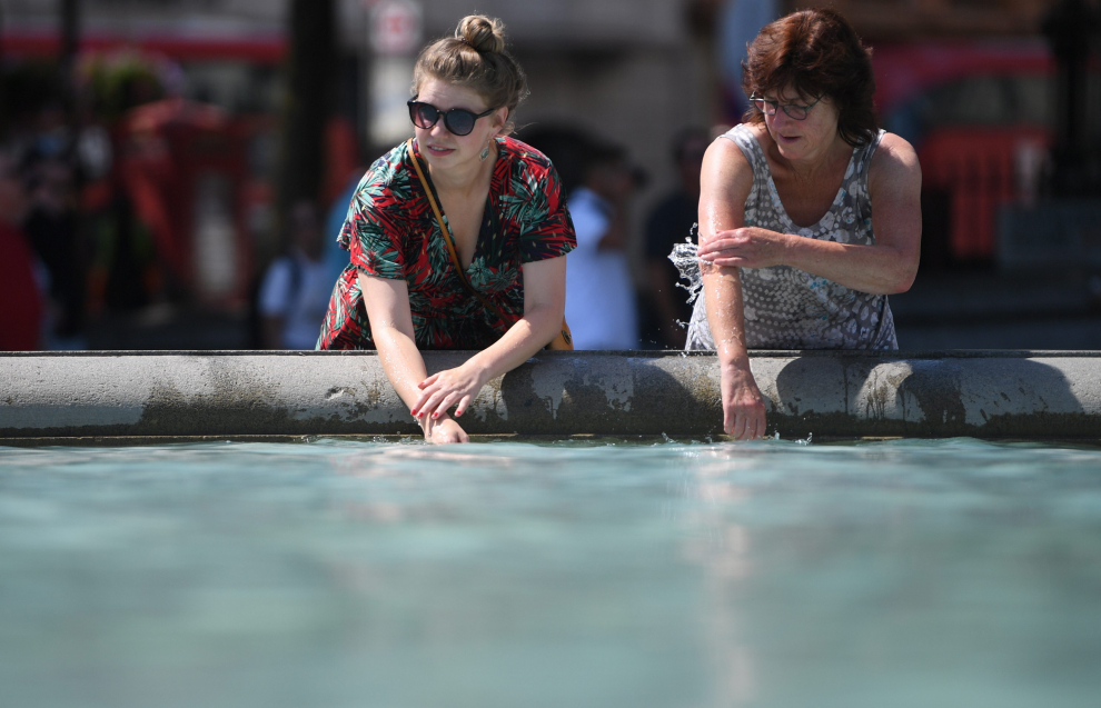 London (United Kingdom), 18/07/2022.- A man sits by a fountain in Trafalgar Square in London, Britain, 18 July 2022. The Met Office has issued a red extreme heat warning as the UK could have its hottest day on record this week, with temperatures forecast to hit up to 41 Celsius. (Reino Unido, Londres) EFE/EPA/NEIL HALL
BRITAIN WEATHER