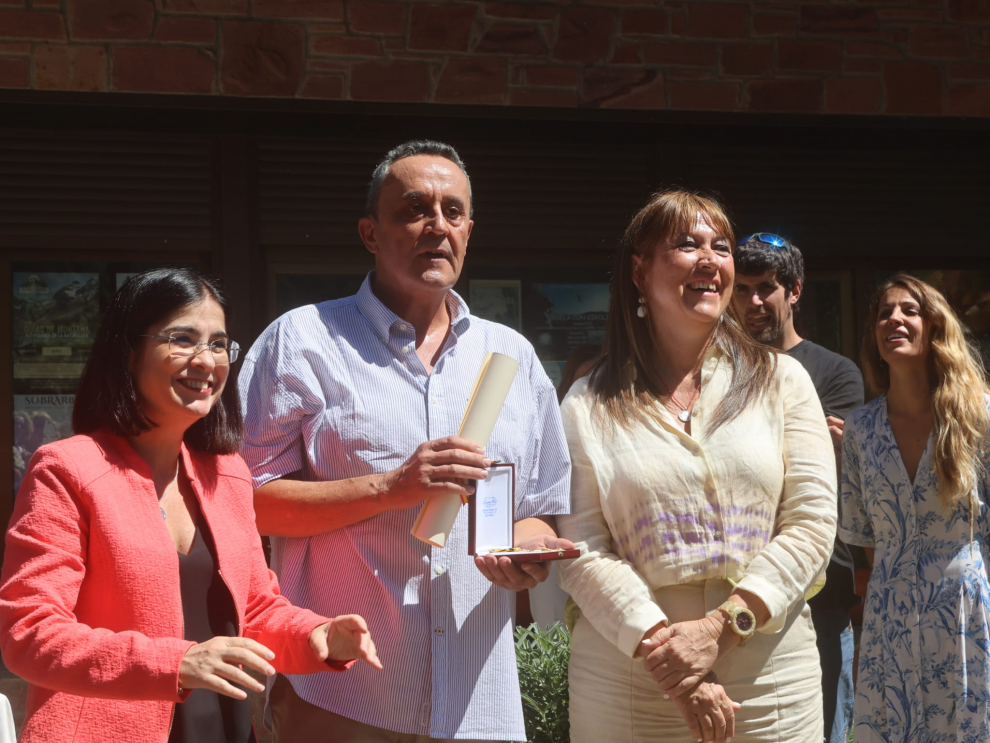 Carolina Darias ha sido la encargada de entregarle la distinción en presencia de vecinos y familiares del valle de Chistau.