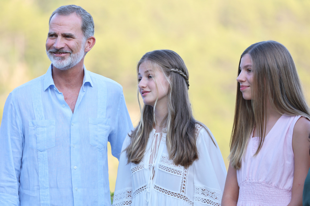 El rey Felipe VI, la reina Letizia, la princesa Leonor y la infanta Sofía visitan la Cartuja de Valldemossa como parte de sus vacaciones, este lunes en Valldemossa, Mallorca