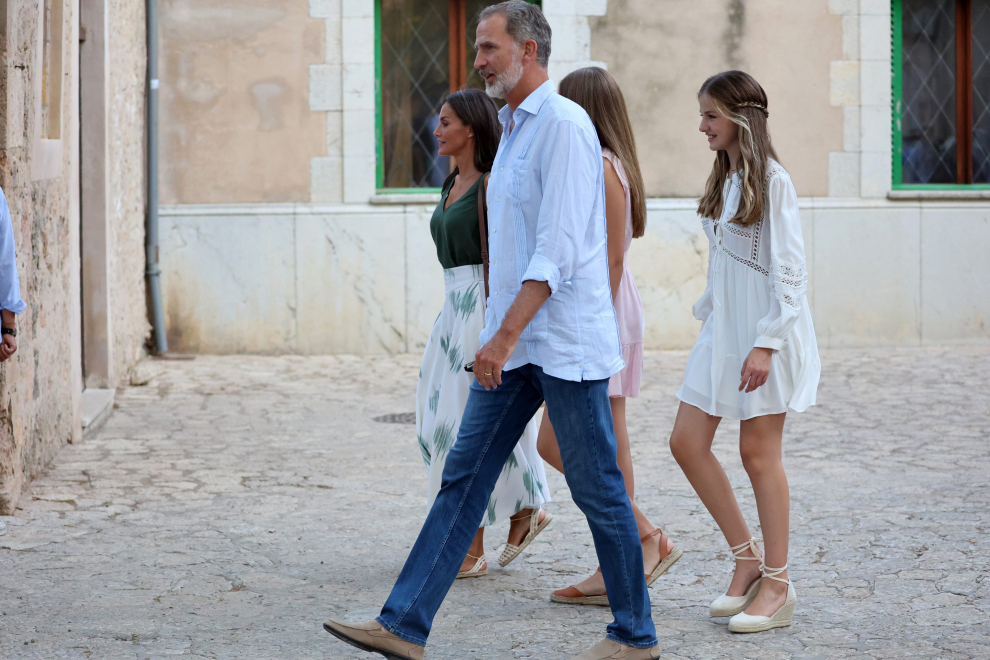 El rey Felipe VI, la reina Letizia, la princesa Leonor y la infanta Sofía visitan la Cartuja de Valldemossa como parte de sus vacaciones, este lunes en Valldemossa, Mallorca