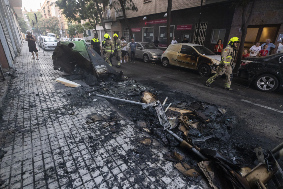 El fuego se ha originado en un contenedor de basura de la calle Ricardo del Arco, cerca de la plaza de San Gregorio.