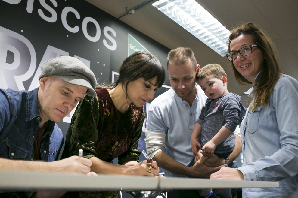 Eva y Juan firmando discos en el centro comercial Grancasa en 2015.