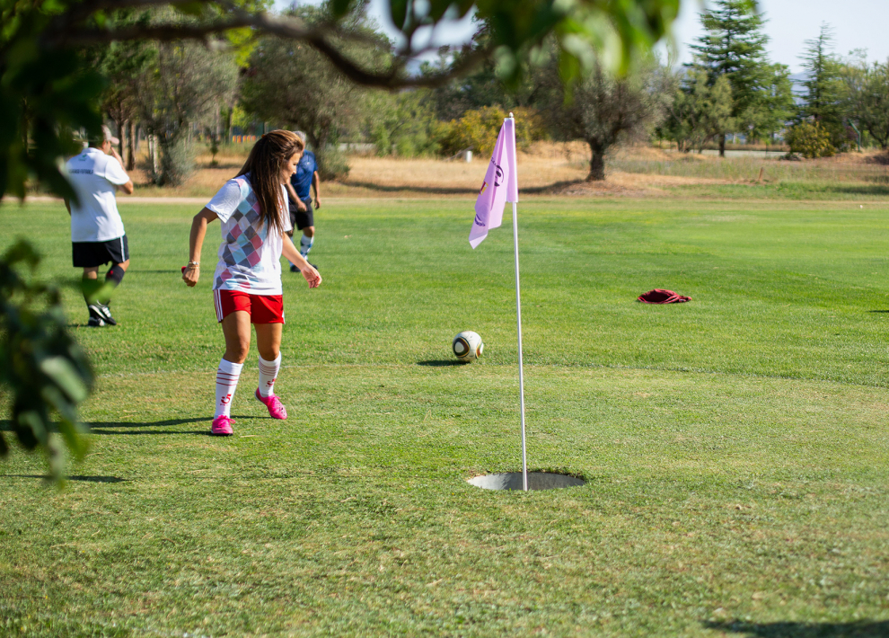 El footgolf combina, como su propio nombre indica, el golf y el fútbol.