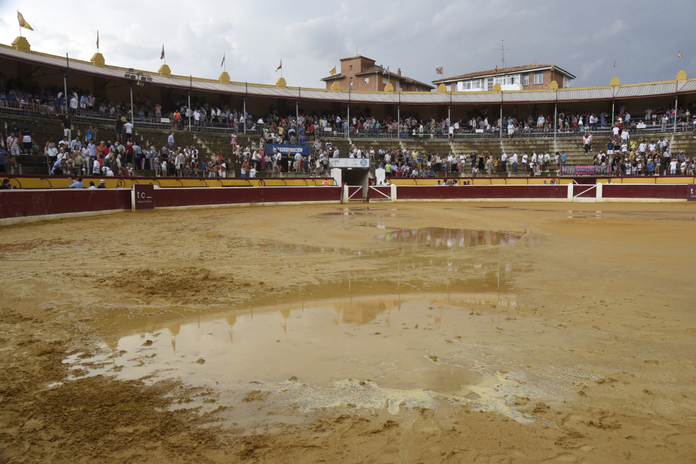 La lluvia ha dejado el ruedo de la plaza de toros de Huesca impracticable y solo han podido torearse dos de los seis novillos.