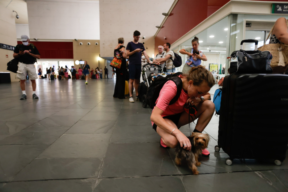 Viajeros afectados en la estación de Delicias de Zaragoza por la interrupción del tren de alta velocidad