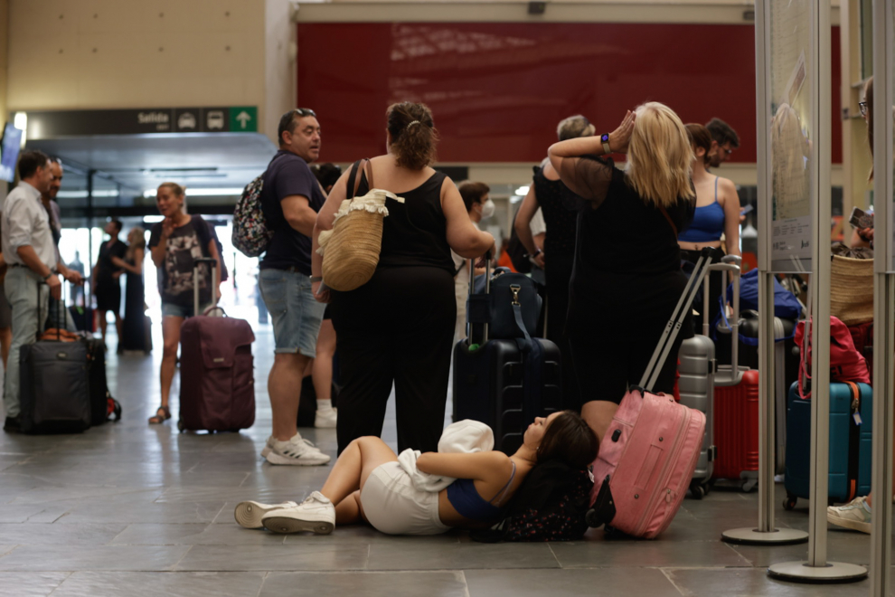 Viajeros afectados en la estación de Delicias de Zaragoza por la interrupción del tren de alta velocidad