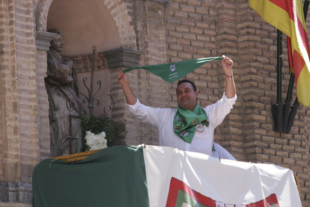 Ramón Losfablos, de la Peña Laurentina, coloca la pañoleta al busto de San Lorenzo en 2011.