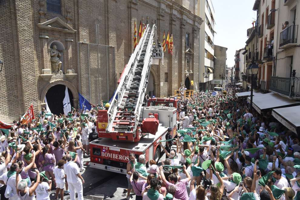 Multitudinaria cabalgata tras el cohete que inicia las Fiestas de San Lorenzo en Huesca.