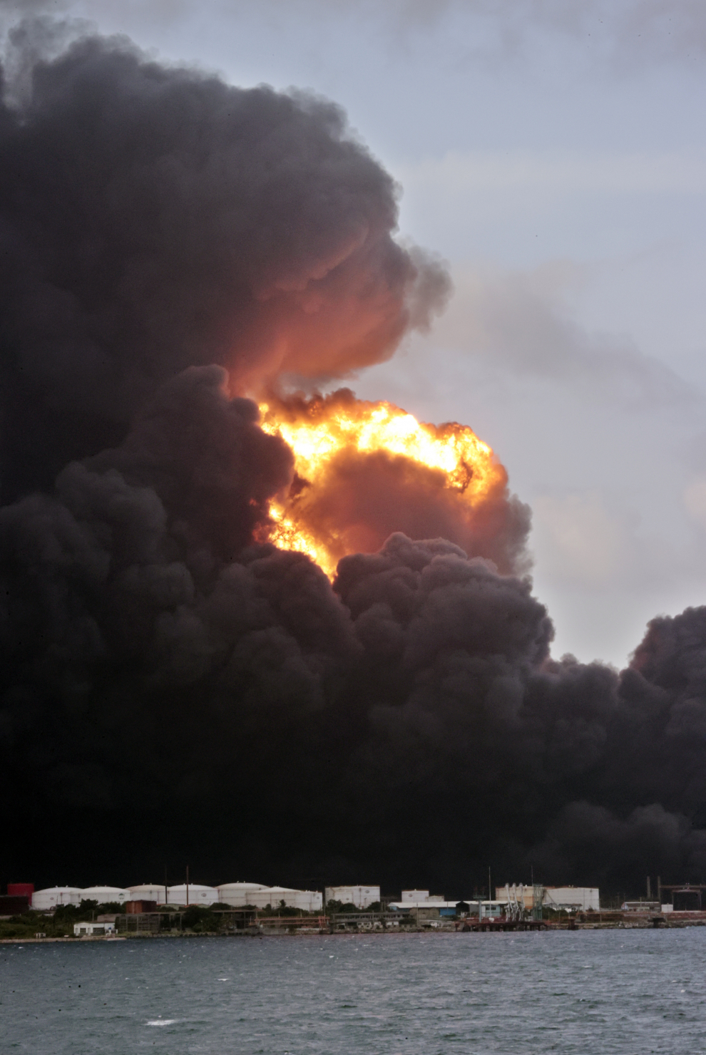 Nueva explosión en la base de contenedores en la zona industrial de Matanzas