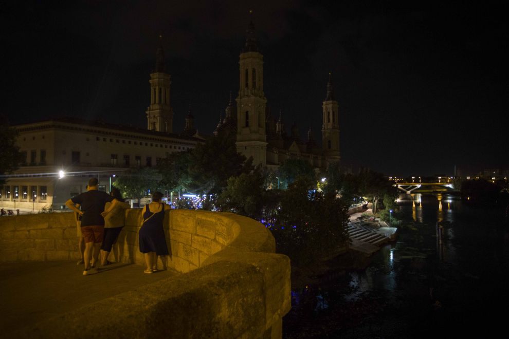 Apagón por el ahorro en la Basílica del Pilar de Zaragoza, este miércoles.