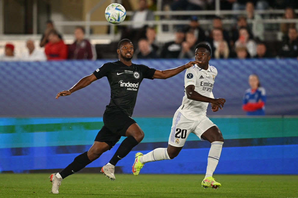 El blanco David Alaba da ventaja a los de Ancelotti tras un gol a la salida de un córner.