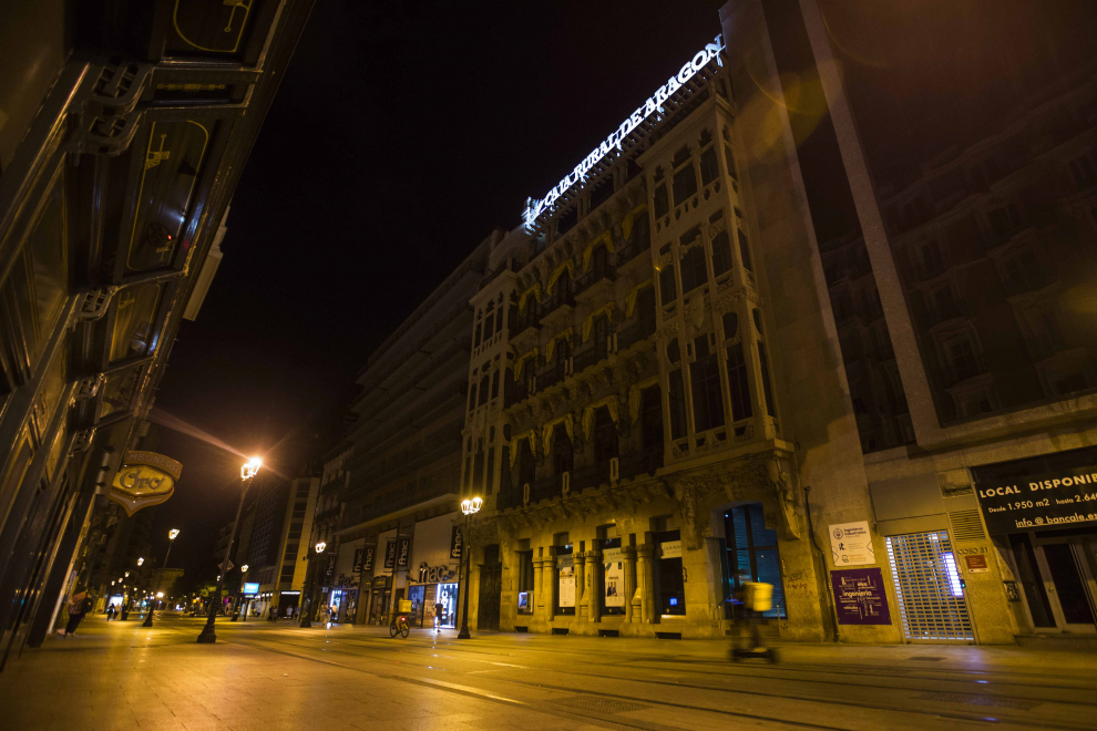 El Pilar y otros edificios emblemáticos de Zaragoza, apagados por el ahorro energético.