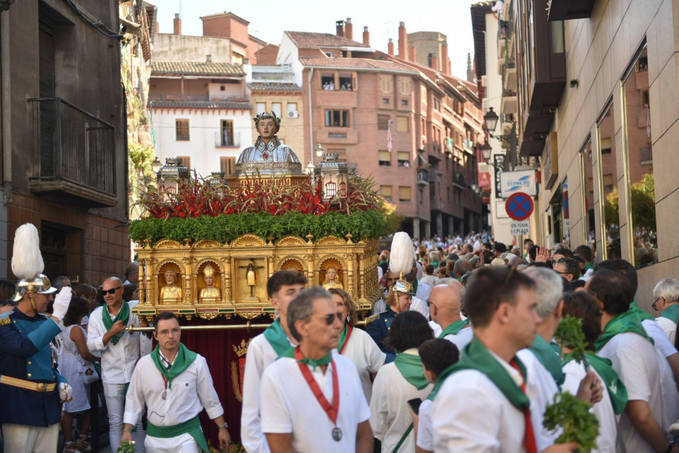 Miles de personas salen a la calle para acompañar la procesión de San Lorenzo.