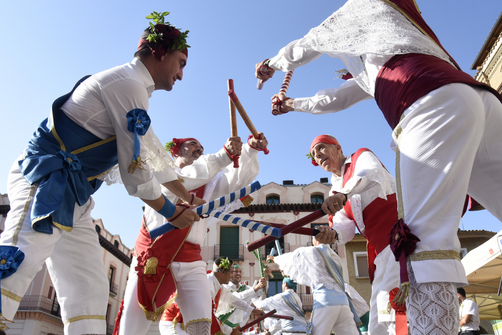 La plaza de López Allué ha sido escenario de la gran Fiesta del Comercio, a la que no han faltado los Danzantes de Huesca, con el homenaje a Lorenzo Otín.