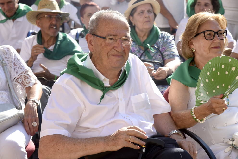 La plaza de López Allué ha sido escenario de la gran Fiesta del Comercio, a la que no han faltado los Danzantes de Huesca, con el homenaje a Lorenzo Otín.