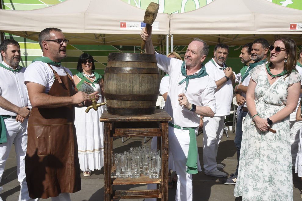 La plaza de López Allué ha sido escenario de la gran Fiesta del Comercio, a la que no han faltado los Danzantes de Huesca, con el homenaje a Lorenzo Otín.