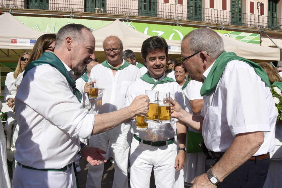 La plaza de López Allué ha sido escenario de la gran Fiesta del Comercio, a la que no han faltado los Danzantes de Huesca, con el homenaje a Lorenzo Otín.