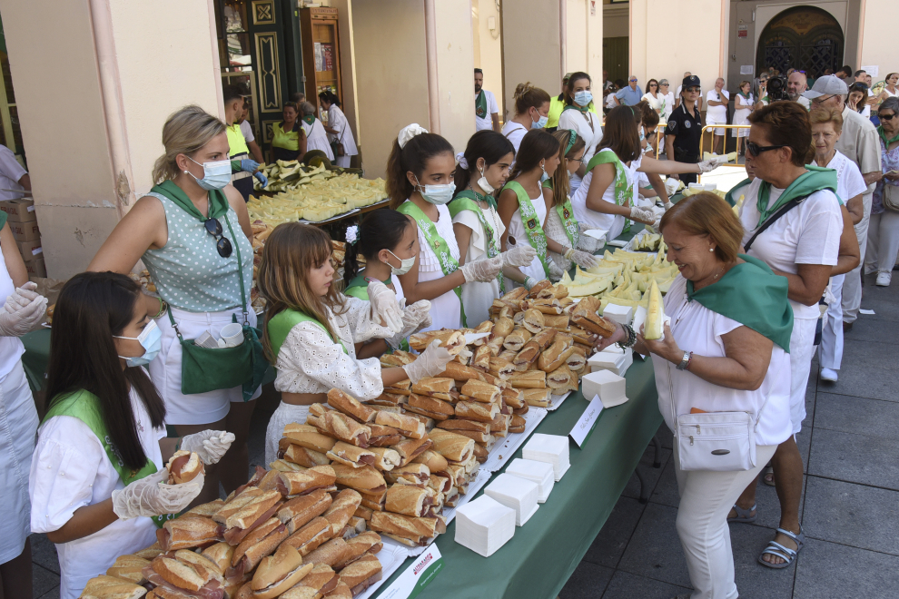 La plaza de López Allué ha sido escenario de la gran Fiesta del Comercio, a la que no han faltado los Danzantes de Huesca, con el homenaje a Lorenzo Otín.