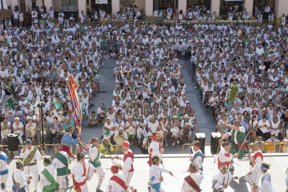 La plaza de López Allué ha sido escenario de la gran Fiesta del Comercio, a la que no han faltado los Danzantes de Huesca, con el homenaje a Lorenzo Otín.