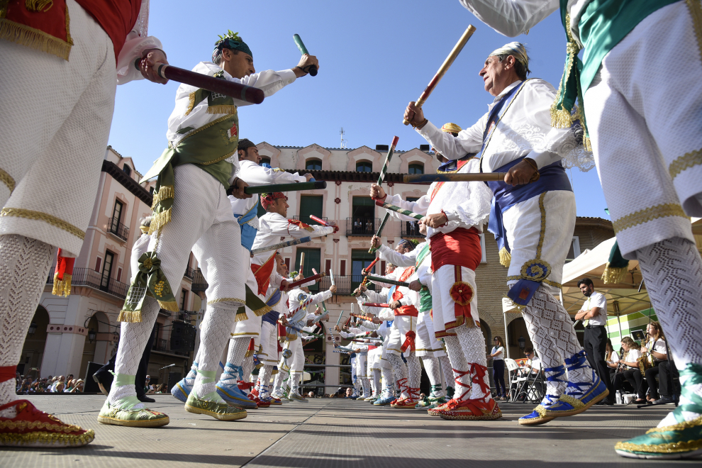 La plaza de López Allué ha sido escenario de la gran Fiesta del Comercio, a la que no han faltado los Danzantes de Huesca, con el homenaje a Lorenzo Otín.
