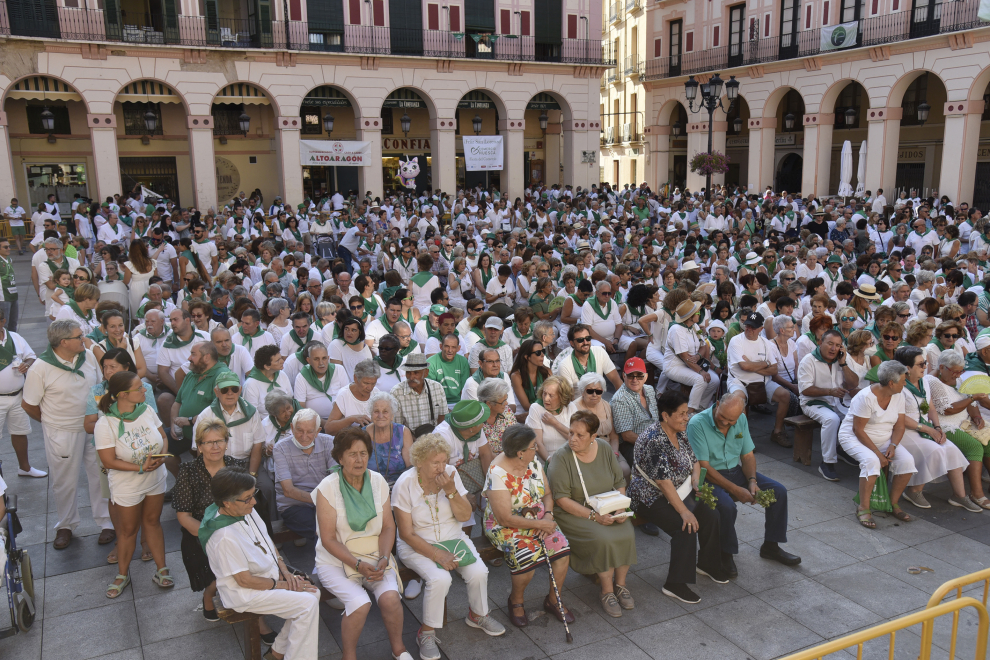 La plaza de López Allué ha sido escenario de la gran Fiesta del Comercio, a la que no han faltado los Danzantes de Huesca, con el homenaje a Lorenzo Otín.