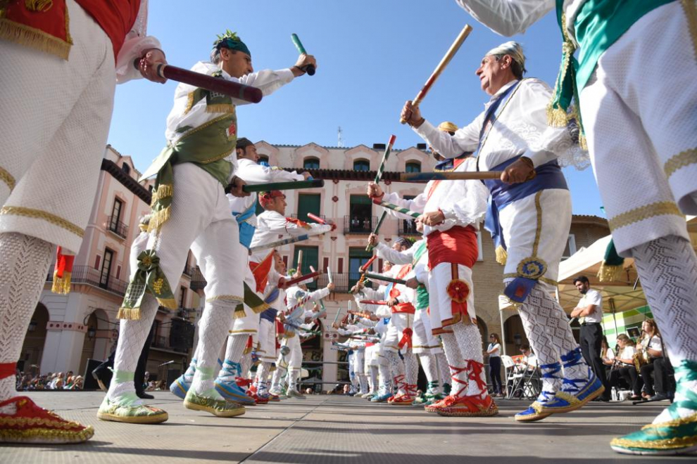 La plaza de López Allué ha sido escenario de la gran Fiesta del Comercio, a la que no han faltado los Danzantes de Huesca.