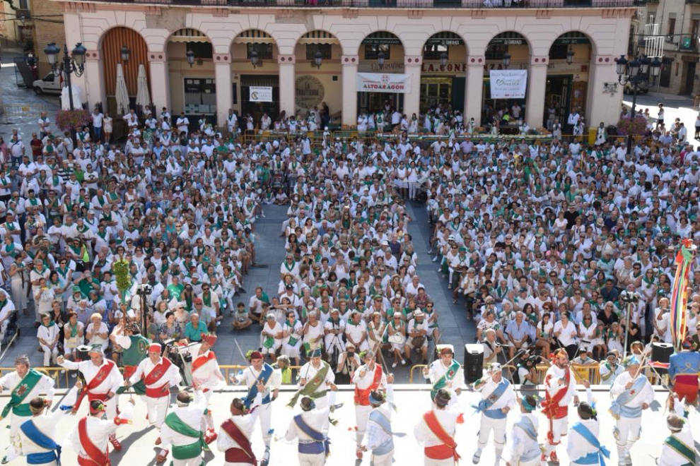 La plaza de López Allué ha sido escenario de la gran Fiesta del Comercio, a la que no han faltado los Danzantes de Huesca.